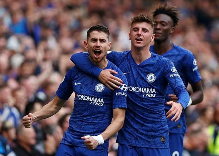 Jorginho (trái) sút phạt 11m thành công, mở tỷ số cho Chelsea.