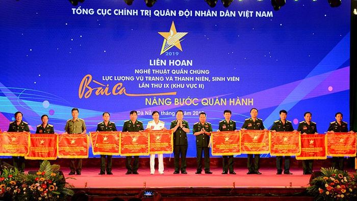  Thượng tướng Nguyễn Trọng Nghĩa và Trung tướng Nguyễn Long Cáng trao Cờ thưởng cho các đoàn NTQC có thành tích xuất sắc.