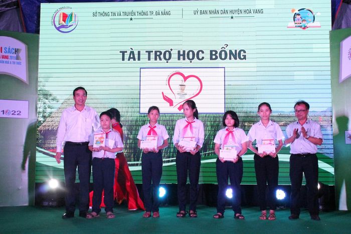 Những học sinh huyện Hòa Vang có hoàn cảnh đặc biệt được tài trợ học bổng