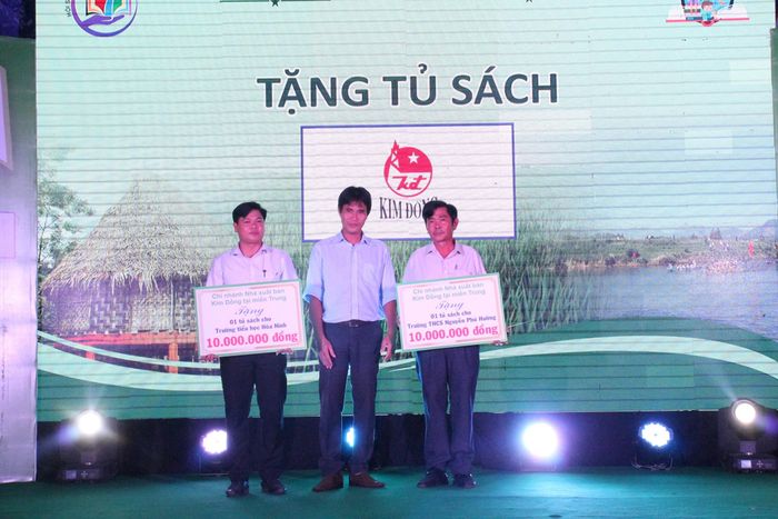 Các trường trên huyện Hòa Vang được tặng tủ sách