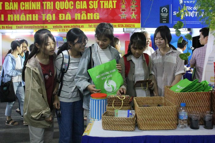 Triển lãm sản phẩm tái chế