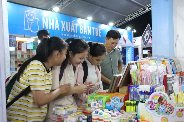 Nhiều bạn trẻ tham gia hội sách
