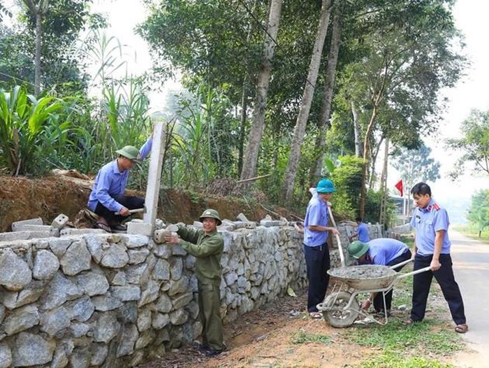 Cán bộ VKSND huyện Hương Sơn giúp dân.