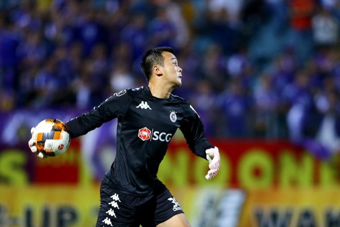 Vị trí của Văn Công trong khung thành CLB Hà Nội là bất khả xâm phạm. Ảnh: HNFC