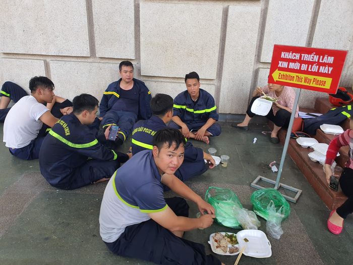 Các chiến sĩ phòng cháy chữa cháy nghỉ ngơi và dùng cơm trưa sau khi chữa cháy 