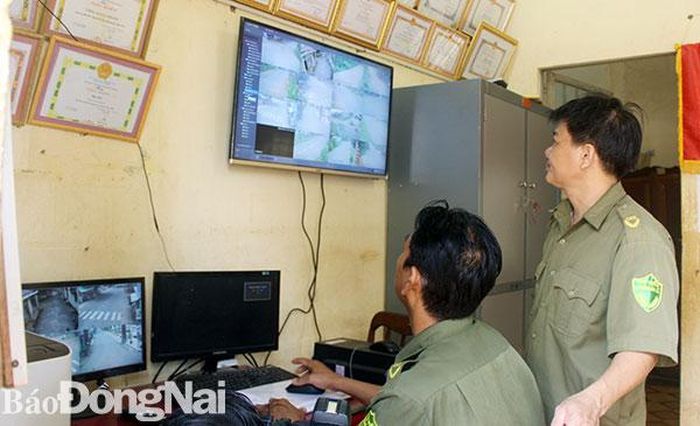 Công an xã Lâm San (huyện Cẩm Mỹ) theo dõi tình hình an ninh trật tự địa bàn qua các hình ảnh truyền từ camera an ninh. Ảnh: T. Tâm