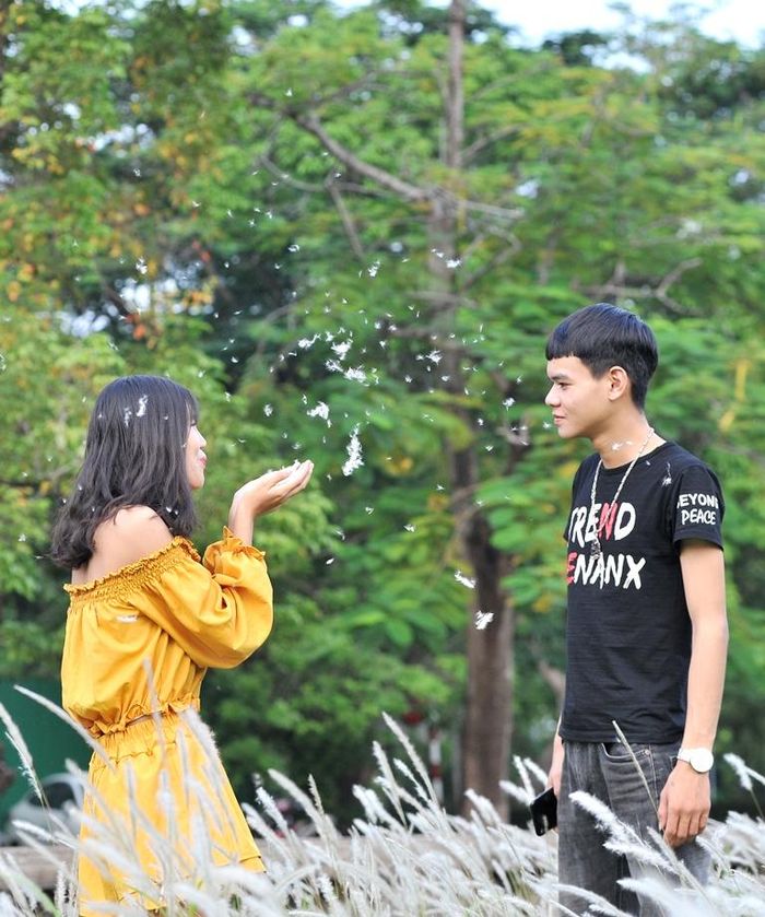 Khoảnh khắc tinh nghịch của một đôi trẻ