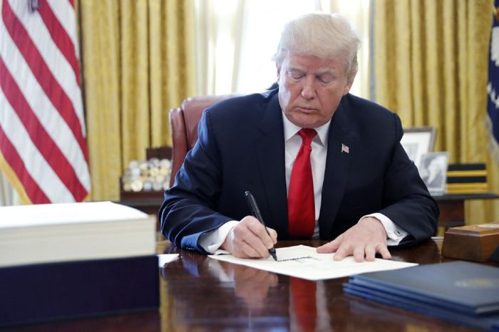 Tổng thống Mỹ Donald Trump đã ký phê duyệt dự luật chi tiêu tạm thời nhằm cấp ngân sách cho các cơ quan của chính phủ hoạt động cho tới ngày 21/11