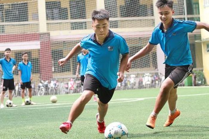 Các cầu thủ THPT Nguyễn Thị Minh Khai tích cực tập luyện