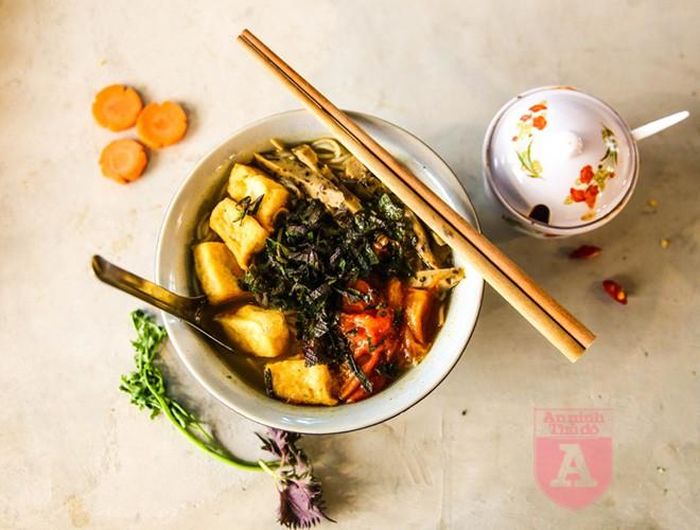 Một bán bún riêu theo phong cách thuần chay