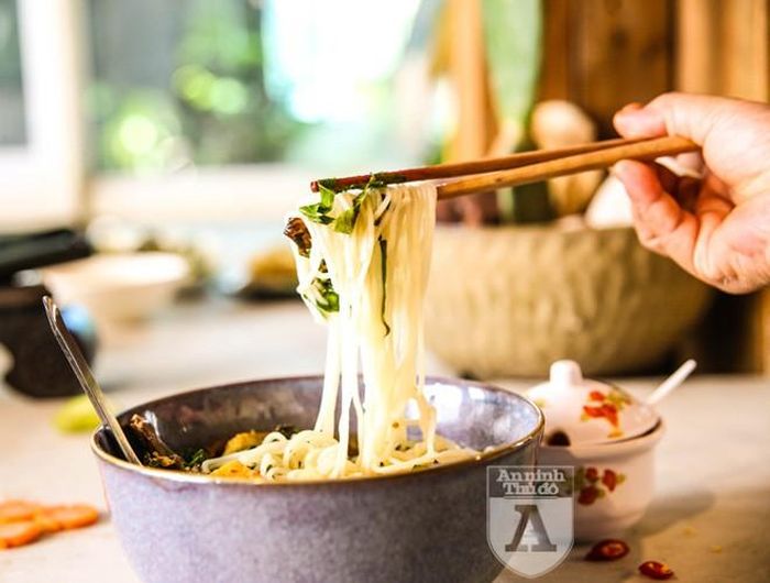 Sợi bún trắng ăn kèm với các loại rau, củ, nấm