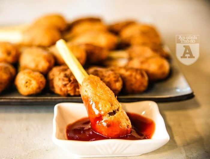 Thoạt nhìn ta thấy đây giống một miếng đùi gà nhưng thực ra đây là món "Chả bó sả" được làm từ các loại nấm khác nhau
