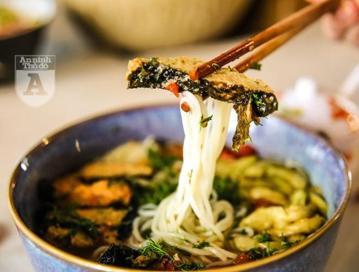 Bún dọc mùng có thể kết hợp với chả chay làm từ các loại nấm