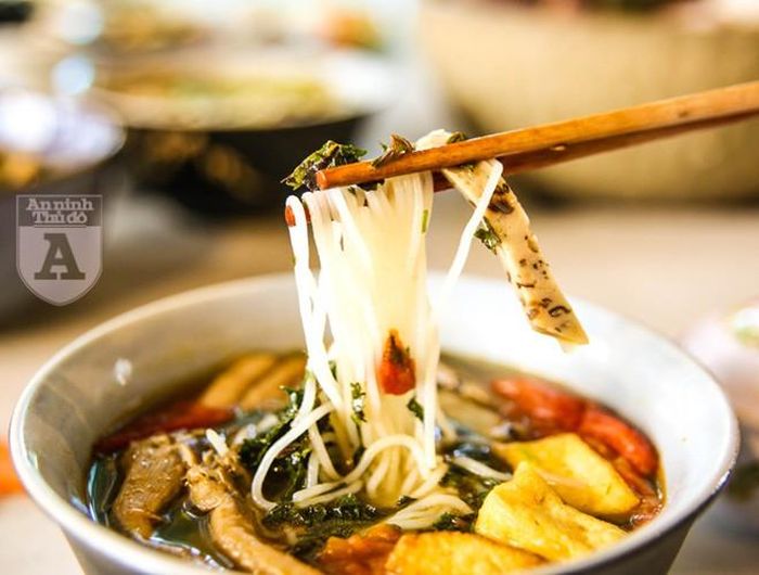  Bún thang khác có vị khác với bún riêu và bún dọc mùng ở chỗ, nếu chậm rãi cảm nhận, bạn sẽ thấy vị ngọt từ các loại rau, củ ăn kèm 