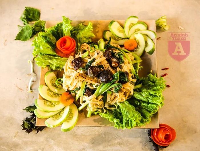  Phở ăn kèm với chả chay làm từ các loại nấm và rau 
