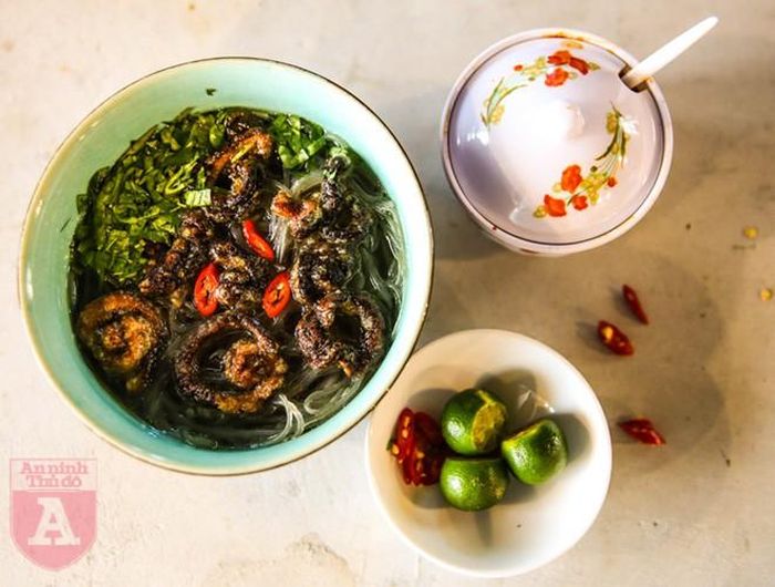  Miến nấm hương nên ăn với tương ớt để đậm vị hơn và sẽ giúp bạn không bị lạnh bụng 