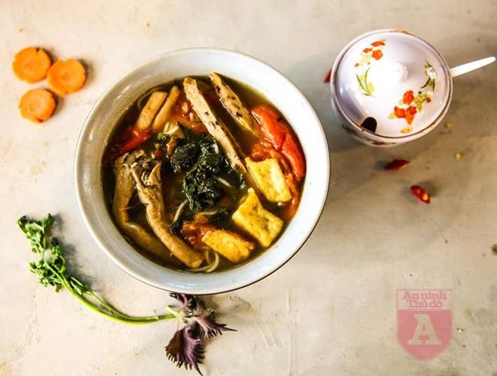  Cùng với đó là chả chay rong biển và nấm hấp 
