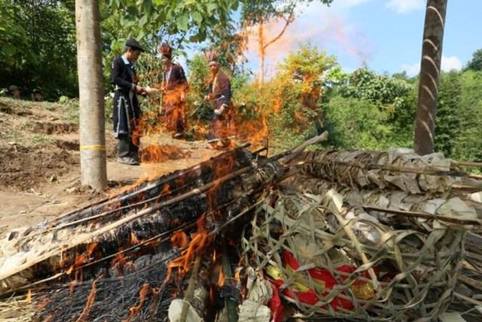 Nghi lễ kết thúc bằng việc đốt các loại sớ, nhằm cẩn cáo với thánh thần về việc đã thăng chức cho đệ tử thành đại pháp sư.
