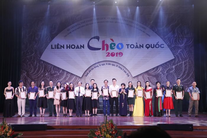 BTC trao huy chương Vàng cho các diễn viên xuất sắc.