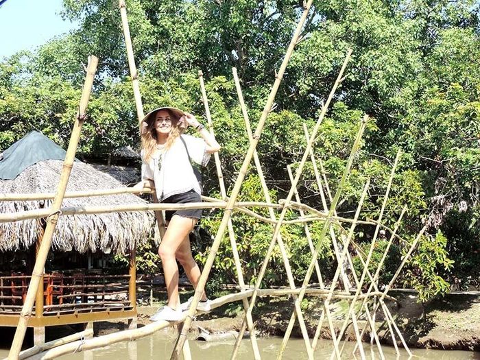 Du khách đi cầu tre tại Điểm du lịch Cồn Phụng (ảnh XTDL)