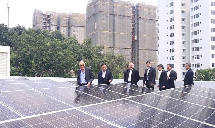Pin năng lượng mặt trời được lắp trên mái văn phòng VSIP I ở Bình Dương