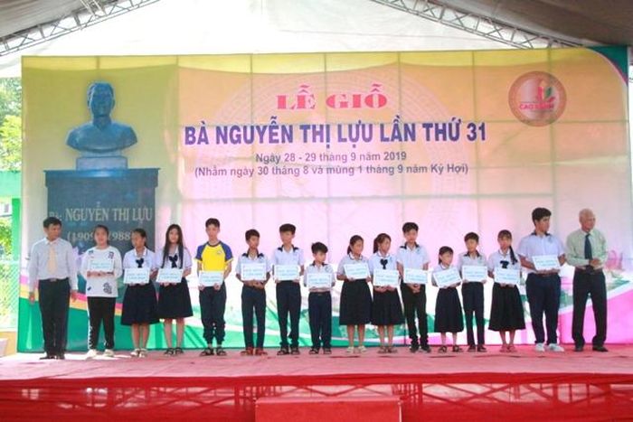 Trao học bổng Nguyễn Thị Lựu cho học sinh khó khăn, học giỏi