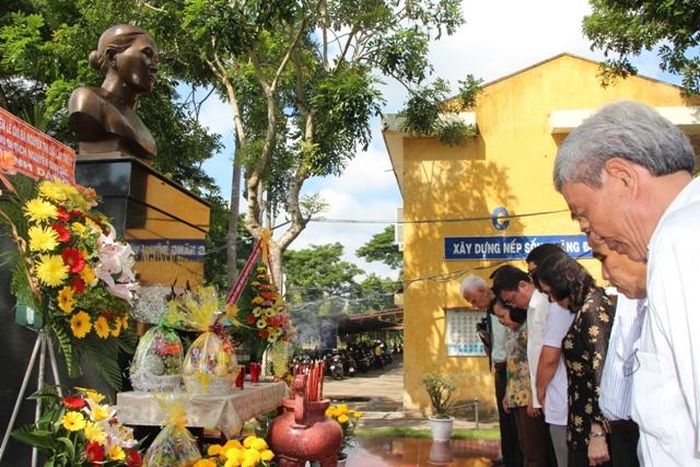 Đại biểu thắp hương, tưởng nhớ công ơn bà Nguyễn Thị Lựu