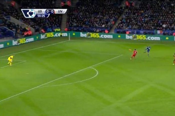 Bàn thắng của Vardy vào lưới Simon Mignolet là điển hình cho cách chơi phản công của Leicester trước đây. Họ chỉ cần 2-3 đường chuyền để có bàn thắng. Ảnh: The Telegraph.
