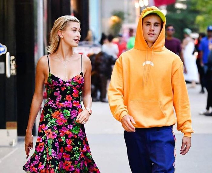 Sánh bước bên cạnh chồng Justin Bieber, 9X mặc chiếc váy hai dây hoa nổi bật. Đây cũng là kiểu dáng váy Hailey tích cực diện. Nó vừa tôn lên đường nét cơ thể quyến rũ, vừa tạo sự thoải mái cho người mặc. Ảnh: Pop Sugar.