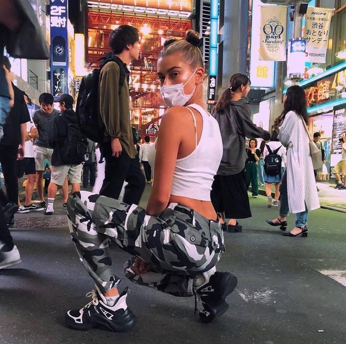 Năm 2018, Hailey lần đầu tiên đặt chân đến Nhật Bản. Tại đây, cô diện quần camo mix cùng crop top trắng. Người mẫu toát ra phong thái mạnh mẽ, năng động. Cô búi tóc củ tỏi hai bên giúp tăng thêm phần dễ thương, nhí nhảnh. Ảnh: @haileybieber.