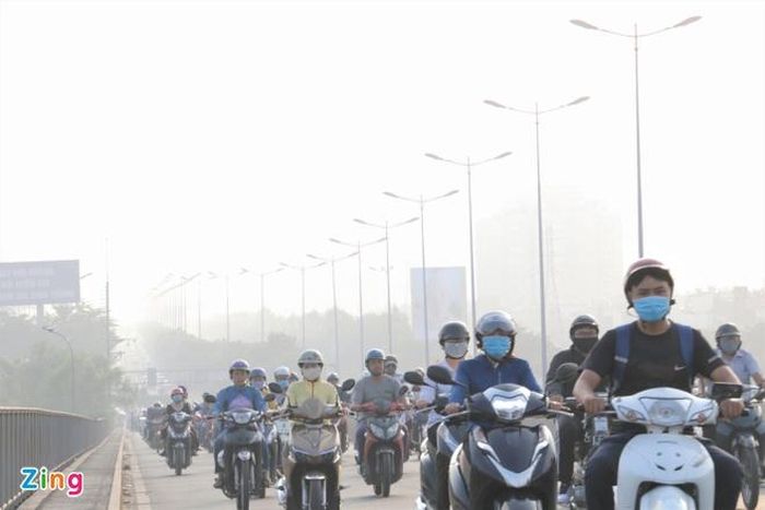 Người dân đi làm trong sương mù bủa vây, hạn chế tầm nhìn vào sáng nay. Ảnh: Thu Hằng.