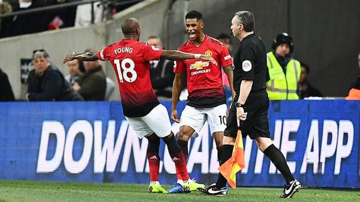 Ashley Young và Rashford ăn mừng sau khi ghi bàn hạ gục Tottenham tại Wembley mùa trước