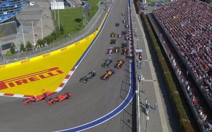Ferrari khởi đầu suôn sẻ ở Sochi, khi cả Vettel và Leclerc chia nhau hai vị trí dẫn đầu nhưng lại kết thúc chặng đua khá đen đủi với trục trặc động cơ của Vettel. (Ảnh: F1)