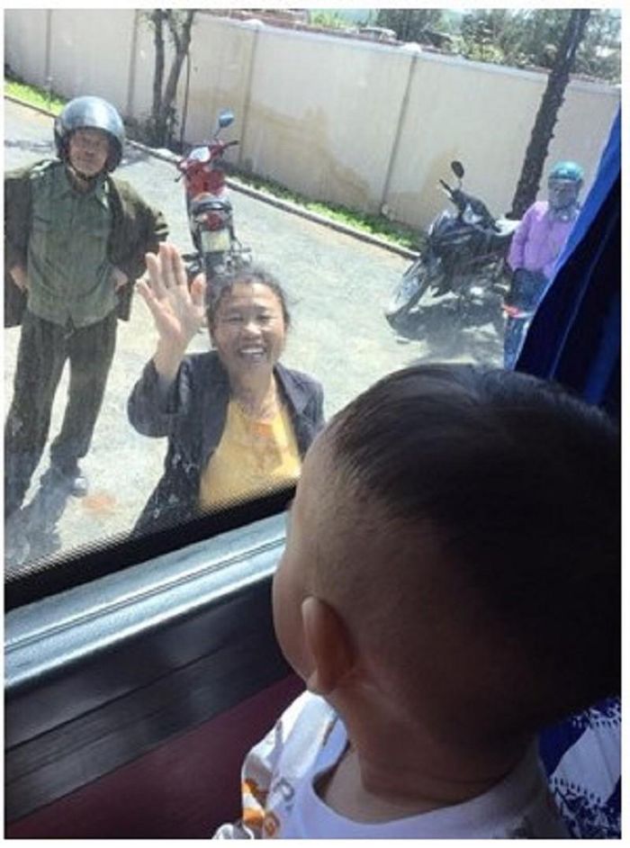 Bức hình ông bà quyến luyến không muốn rời xa cháu ngoại. Nguồn ảnh FB nhân vật.