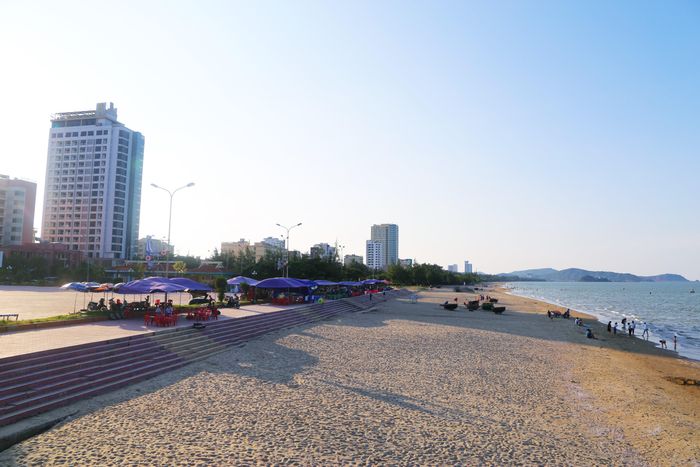 Con đường lát đá ven biển trở nên lãng mạn hơn bao giờ hết mùa thay lá