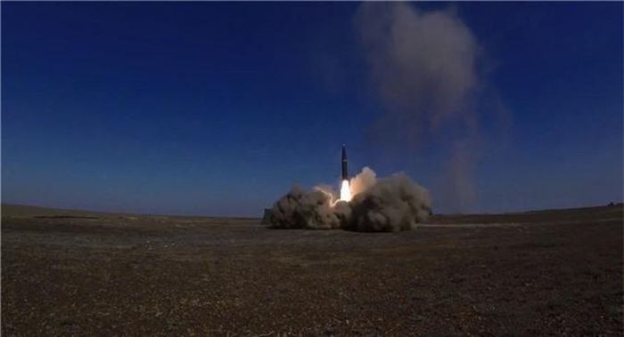 Động cơ rocket nhiên liệu rắn đánh lửa đưa quả đạn rời bệ phóng. Ảnh: BQP Nga