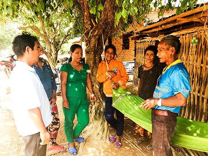 Già làng Hà Xiêng (xã Cầu Bà, huyện Khánh Vĩnh) trao đổi với người dân về việc giữ gìn an ninh trật tự.