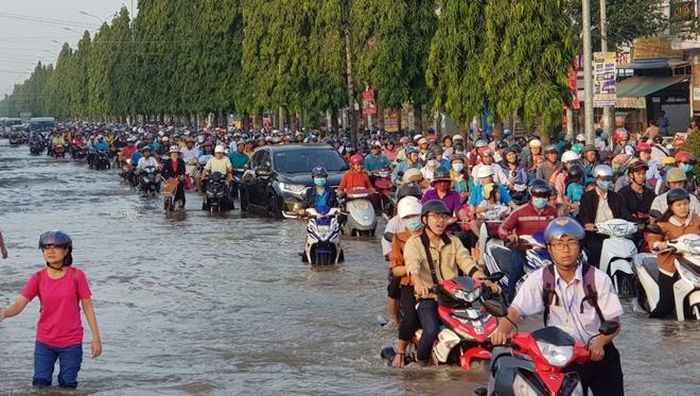 Tuyến đường Nguyễn Văn Cừ nối dài bị ngập sâu, hàng ngàn phương tiện chen chúc.