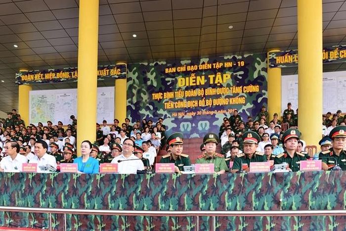 Các đại biểu tham quan diễn tập thực binh tiểu đoàn bộ binh tiến công địch đổ bộ đường không.