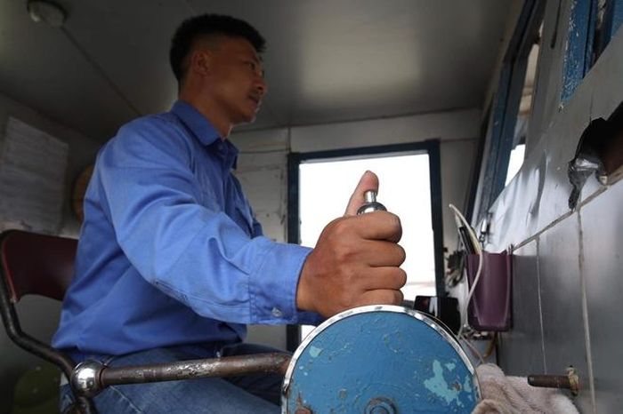  Đôi mắt đượm buồn, anh Nguyễn Văn Anh cho biết mình đã lái phà ở bến Bính đã hơn 6 năm, nơi đây gắn bó cùng anh với biết bao cung bậc cảm xúc của cuộc sống và công việc. Vui vì anh và các đồng nghiệp có thể được làm một công việc mới mẻ hơn, thu nhập tốt hơn nhưng buồn khi phải chia tay ký ức và kỷ niệm mà anh đã có với bến phà này. Người lái phà và người dân hàng ngày ngược xuôi vốn thân thiết như người nhà.