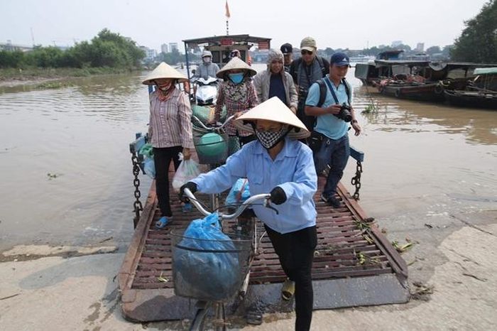 Hôm nay, trên chuyến phà cuối cùng, nhiều người dân gắn bó 10-20 năm đi phà bộc lộ xúc cảm tiếc nuối. 
