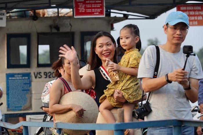 Từ ngày mai, họ phải lựa chọn tuyến đường mới, thay thế một thói quen đi lại từ nhiều năm nay. 