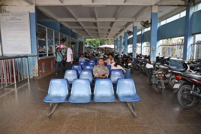 Nhà chờ của bến phà Bính vắng hoe trong ngày cuối cùng hoạt động.