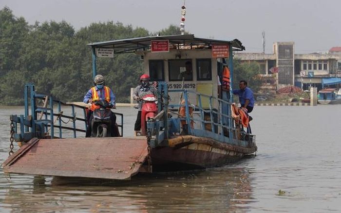 Mới đây, UBND thành phố Hải Phòng đồng ý cho dừng hoạt động bến phà Bính (chạy trên sông Cấm) để thực hiện Dự án đầu tư xây dựng Hạ tầng kỹ thuật Khu đô thị Bắc sông Cấm. Theo thông báo từ Công ty Cổ phần đường bộ Hải Phòng, từ ngày mai (1-10), phà Bính sẽ dừng hoạt động. Câu chuyện về bến huyền thoại chỉ còn trong ký ức người dân Hải Phòng. 
