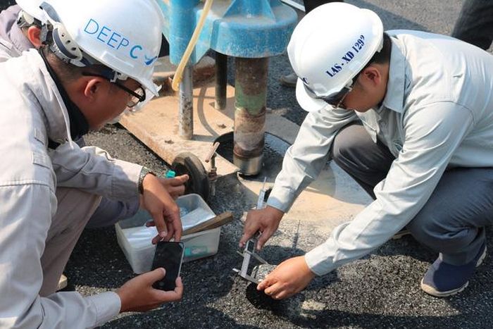 Kết quả đo được tại một vị trí khoan là 6,736cm trong khi yêu cầu của công trình là 6cm
