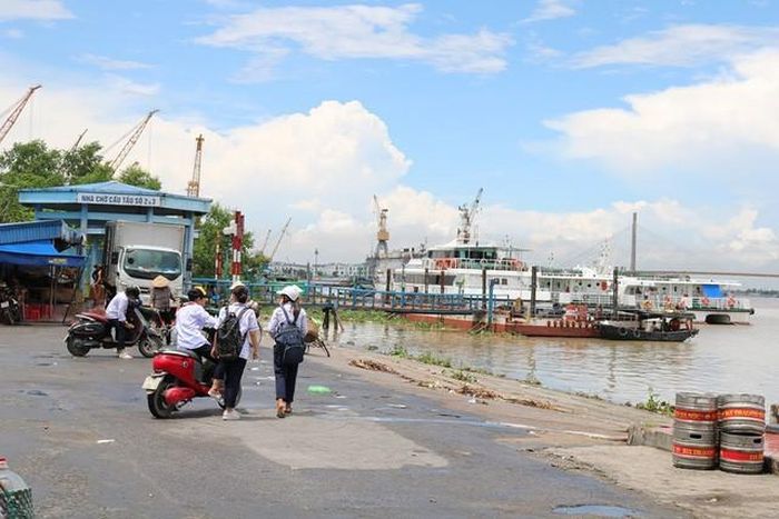 Chuyến phà cuối cùng đưa các cô, cậu học trò về nhà