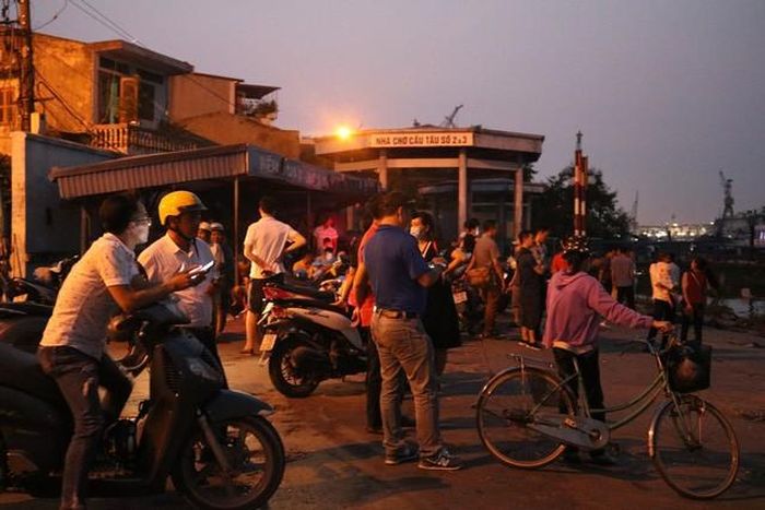 Người dân đổ về phà Bính đông hơn lệ thường