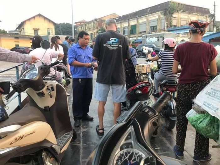 Nhiều khách nước ngoài cũng lên phà Bính check-in