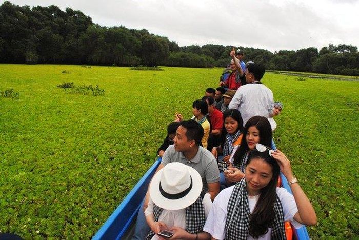 Du lịch trong rừng Tràm Trà Sư mùa nước nổi.
