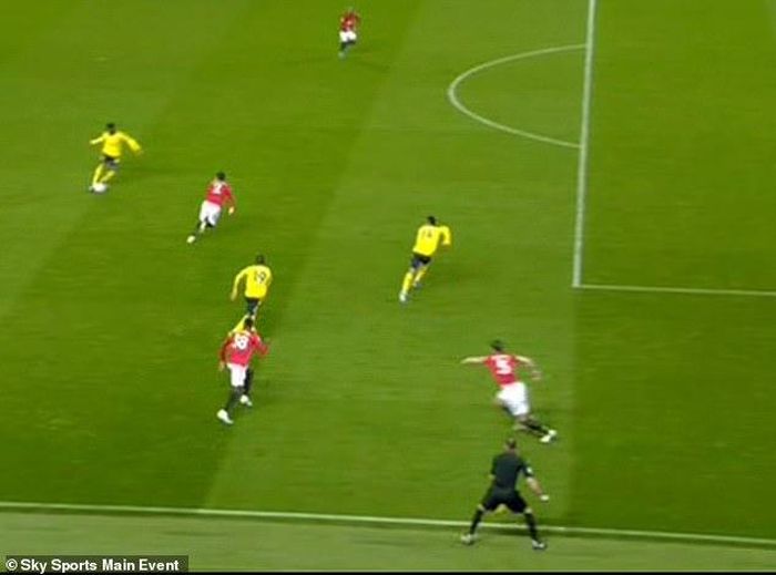  Công nghệ VAR cho thấy trọng tài biên đã sai khi bắt lỗi việt vị của Aubameyang. Ảnh: Dailymail